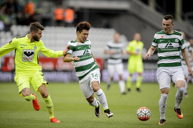 2-1. I en lettere trist bundkamp var Viborgs Jung-Bin Park (midt) og Oliver Thychosen (th) de store lyspunkter. 