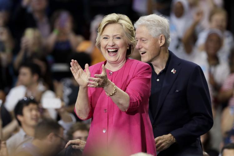 Hacket. Kampagneorganisationen bag præsidentkandidat Hillary Clinton (t.v.) er blevet hacket. Til højre kandidatens husbond. 