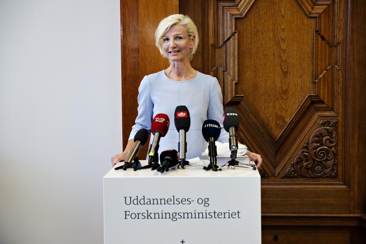 Danmark. Venstres uddannelses- og forskningsminister, Ulla Tørnæs, kalder over for Berlingske udviklingen i SU-støtten for »tankevækkende«. 