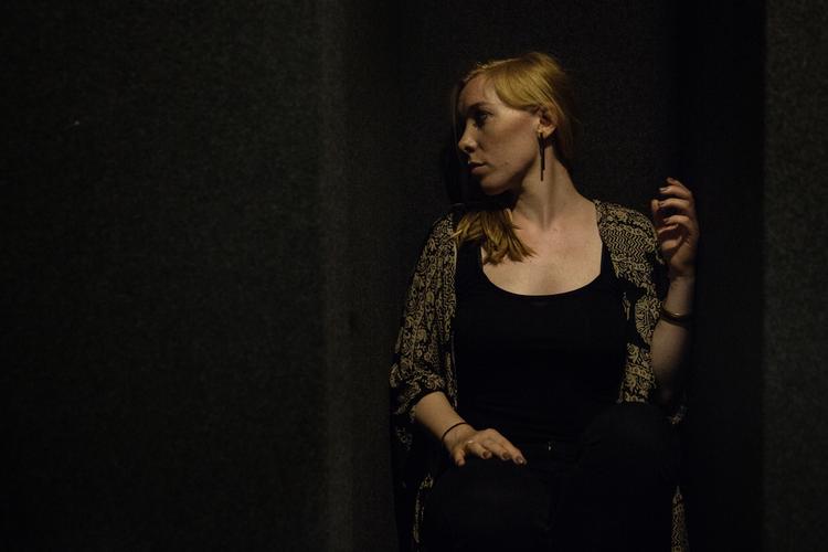 Koloratur. Sibylle Glosted var 3 år, da hun første gang stod på en scene - da som danser. Siden har hendes stemme ført via Britney Spears til opera, som tog hende selv med storm, da hun opdagede sit talent. 