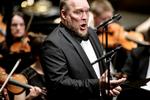Bassanger. Danmarks store internationale bassanger Stephen Milling kan høres som den norske skipper Daland, når Kristian Leth som konferencier guider publikum igennem Wagners 'Den flyvende hollænder' på festivalens næstsidste dag. 