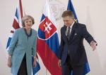Europatour. Premierminister Theresa May mødtes torsdag med Slovakiets regeringsleder, Robert Fico, som led i sin tur rundt i Europa. 