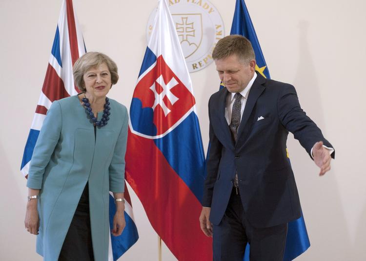 Europatour. Premierminister Theresa May mødtes torsdag med Slovakiets regeringsleder, Robert Fico, som led i sin tur rundt i Europa. 