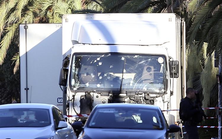 Stoppet. Politiet skød gennem forruden og døren i førersiden for at stoppe den 31-årige tuneser Mohamed Lahouaiej-Bouhlel. Han nåede at dræbe 84 personer med lastbilen som våben. 