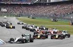Overhalet. Nico Rosberg missede fuldstændig starten, og det sagde verdensmester Lewis Hamilton tak for. 