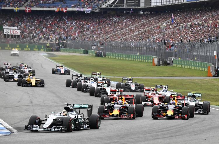 Overhalet. Nico Rosberg missede fuldstændig starten, og det sagde verdensmester Lewis Hamilton tak for. 