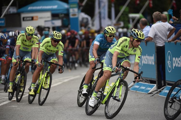 dominans. Tinkoff-holdet i fuld kontrol under afslutningen af Danmark Rundt på Frederiksberg Alle i København. Sejrherren Michael Valgren er i den blå førertrøje. 