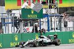 Magtdemonstration. Med den tredje sejr i træk har Lewis Hamilton nu bragt sig sikkert i spidsen i VM-serien, og briten er på vej mod sit fjerde verdensmesterskab. 