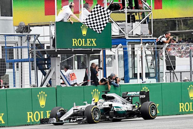 Magtdemonstration. Med den tredje sejr i træk har Lewis Hamilton nu bragt sig sikkert i spidsen i VM-serien, og briten er på vej mod sit fjerde verdensmesterskab. 