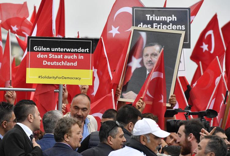 Protest. Omkring 30.000 tilhængere af den tyrkiske præsident Erdogan deltog i dagens demonstration i Köln. 