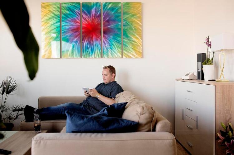 Liv. I det nye Sydhavnen er der ikke samme mylder af kulturliv som i den gamle del, erkender Patrick Donovan. »Men vi har da en facebookgruppe, hvor folk er gode til at dele ting, efterlyse legekammerater til børnene, lave arrangementer i gårdene eller spørge, om nogen har en slagboremaskine, de kan låne«. 