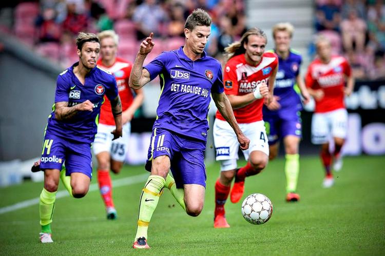 overlegne. FC Midtjylland spillede en forrygende kamp mod Silkeborg, som slet ikke kunne matche de jyske rivaler. 