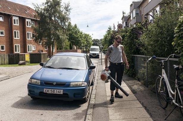 Lokal ejendomsfunktionær på oprydning i den gamle del af Sydhavnen. 