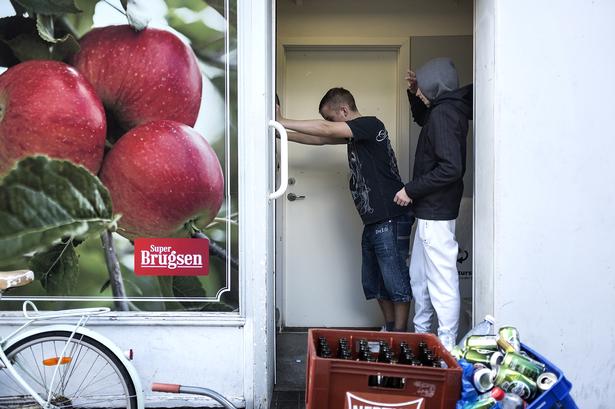Drengene har ikke selv tømt flaskerne. De er i gang med at hjælpe en mand af med store mængder af pant. 
