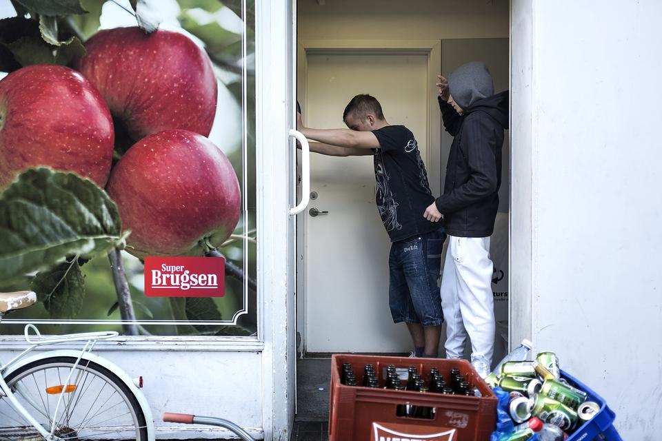 Drengene har ikke selv tømt flaskerne. De er i gang med at hjælpe en mand af med store mængder af pant. 