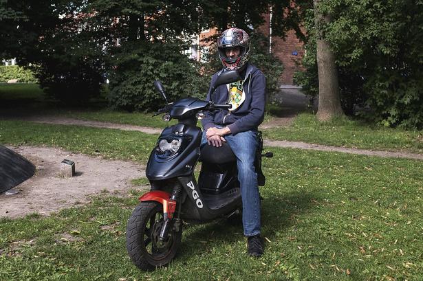 Denne mand slog lige vejen forbi Karens Minde, kulturhuset i det gamle Sydhavnen. Han skulle fange en Pokémon. 