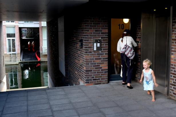 Flere beboere har kanoer og kajakker, som er lige til at smide i havnen. 