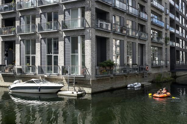 Mæglerne sælger ofte den nye del på, at du fra mange af boligerne kan gå direkte i kanalen. 