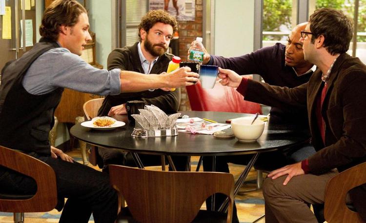 KLICHÉ. Det er præmissen for en serie som ’Men at Work’, at karaktererne ikke udvikler sig. Så på 3. sæson fester kvartetten stadig løs. Pr-Foto: TBS 