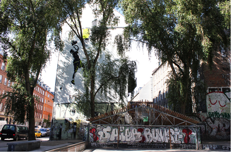 Kærlighed. Du kan vise din rene kærlighed ved at ramme skraldespanden. Det minder Københavns Kommune nu de lokale og besøgende på Nørrebro om med et gavlmaleri. 