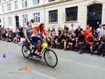 Ridning. Som i klassisk ringridning gælder det også i Vesterbro-udgaven om at fange en lille ring hængende i en galge. 