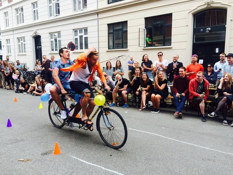 Ridning. Som i klassisk ringridning gælder det også i Vesterbro-udgaven om at fange en lille ring hængende i en galge. 