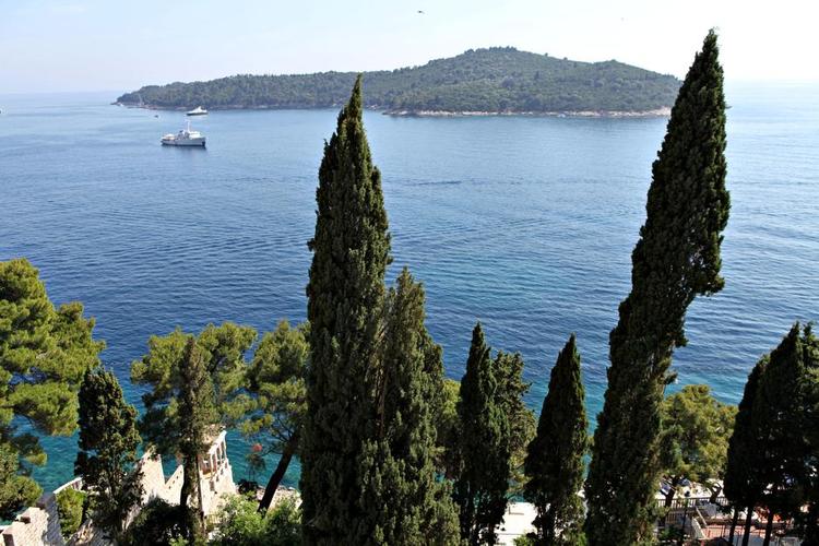 DRAGENDE. Den øde ø Lokrum, kan ses fra mange steder i Dubrovnik. På øen er bl.a. en botanisk have og påfugle, der blev bragt dertil i 1900-tallet. 