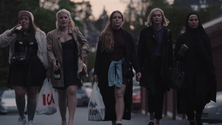 Serie-hype. Webserien SKAM om fem veninder på et norsk gymnasium har opnået stor popularitet og fået danskere til at valfarte til NRK's hjemmeside for at streame. 