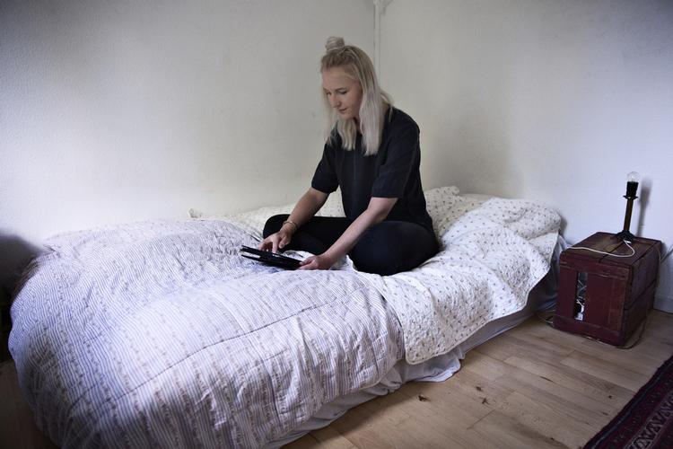 NOMADELIV. Kun ølkasserne og lidt pyntegenstande på værelset på Nørrebro er Camilla Boyes. Resten stod der, da hun flyttede ind for to måneder. Nu er lejeperioden ophørt, og værelsets ejermand kommer hjem igen. 