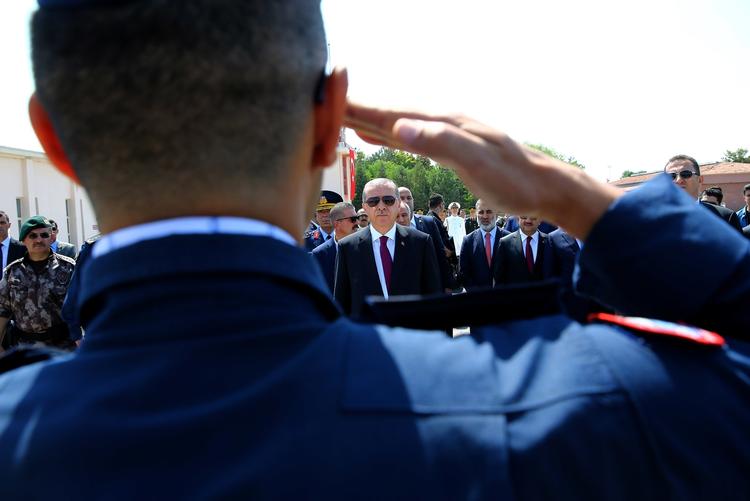 Magt. Præsident Recep Tayyip Erdogan mener, at hæren har brug for frisk blod. 