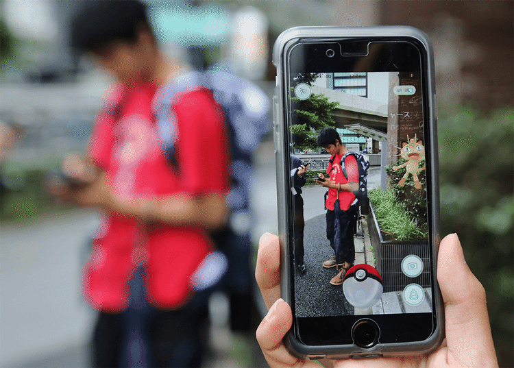 FORBUDT. Både børn og voksne morer sig med Pokémon Go på mobilen. Men har man tidligere fået dom for en seksualforbrydelse og bor i New York, er det nu strafbart at spille spillet (Foto: AP Photo/Koji Sasahara). 