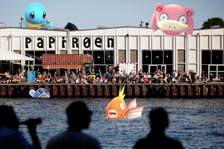 redskab. En spilmotor udviklet af det danskstiftede firma Unity Technologies har gjort det muligt for mange at skabe helt nye spil. Et af dem er mobilspillet Pokémon Go, der får mange til at se pokémoner alle vegne. Foto: Peter Hove Olesen. Montage: Aslak Elias Kelkka. 