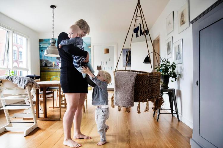 ude og hjemme. Line Fangholm Bak med Jonathan på 2 år, der blev født på Rigshospitalet, og Mikkel, der blev født i parrets hjem i maj i år. 
