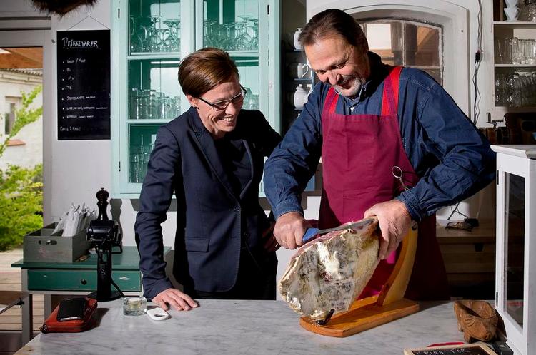 Helt lokalt. Winni Grosbøll går bevidst efter at købe lokalt producerede varer, bl.a. som skinker og hjemmelavede pølser hos Jørgen Christensen på Hallegaard. Foto: Finn Frandsen 
