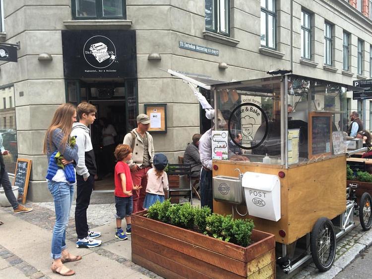 PIZZA. Bike and Bake serverer ægte italiensk stenovnspizza fra sin specialbyggede cykel. 