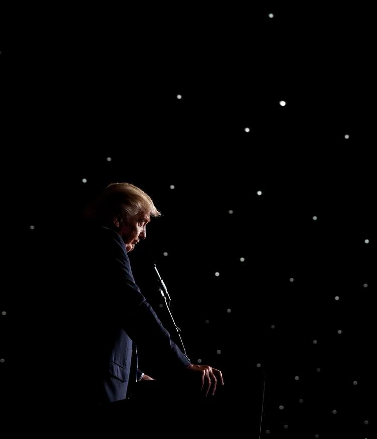 modstand. Kritikken vælter ned over Donald Trump, der har lagt sig ud med familien til en soldat, der blev dræbt i Irak. Her lytter Trump til indlæg fra salen ved et valgmøde torsdag i sidste uge. Foto: Evan Vucci/AP 