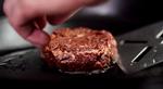 Blodig. Et af forskernes mål har været, at der skal sive 'blod' ud under stegningen - faktisk indeholder bøffen en form for hæmoglobin, der også kendes fra dyreblod. 