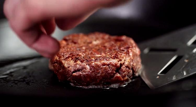 Blodig. Et af forskernes mål har været, at der skal sive 'blod' ud under stegningen - faktisk indeholder bøffen en form for hæmoglobin, der også kendes fra dyreblod. 