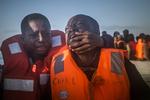 Reddet. . 11-årige Dustin (th.) og hendes 10-årige bror, da omkring 150 flytgninge for fire dage siden blev reddet fra en overlæsset gummibåd på Middelhavet. 