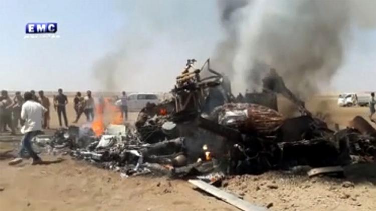 Borgerkrig. Resterne af den nedskudte helikopter, der i går blev skudt ned over Syrien. 