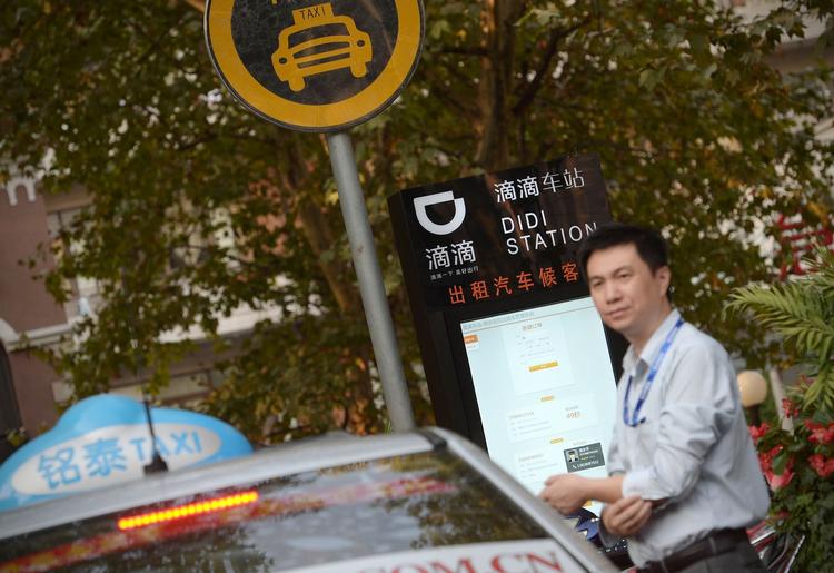 Konkurrence. Mandag besluttede Uber sig pludselig for at sælge sin kinesiske afdeling til rivalen Didi Chuxing 