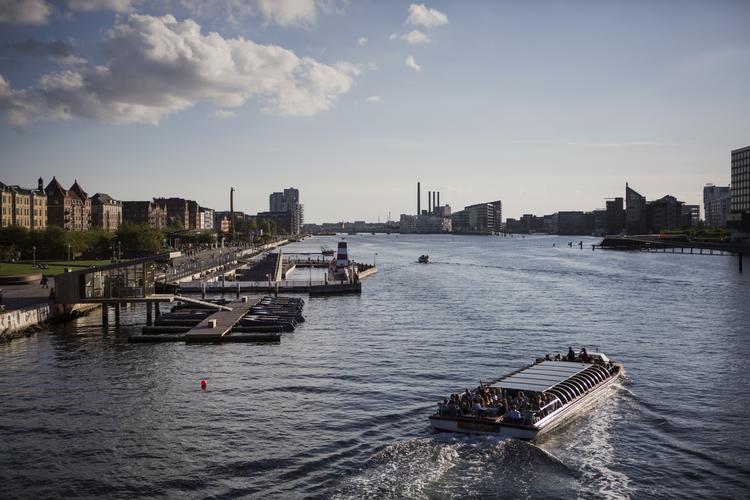 68'erne. Et stigende antal ældre vælger at flytte fra forstaden og ind til byen. Tendensen ses i København, Aarhus og Odense, viser tal fra Danmarks Statistik. 