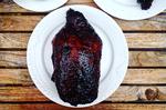 Knaldbrun. Den asiatiske grillkylling får en stærkt tilfredsstillende mørk farve fra den klistrede glace. 