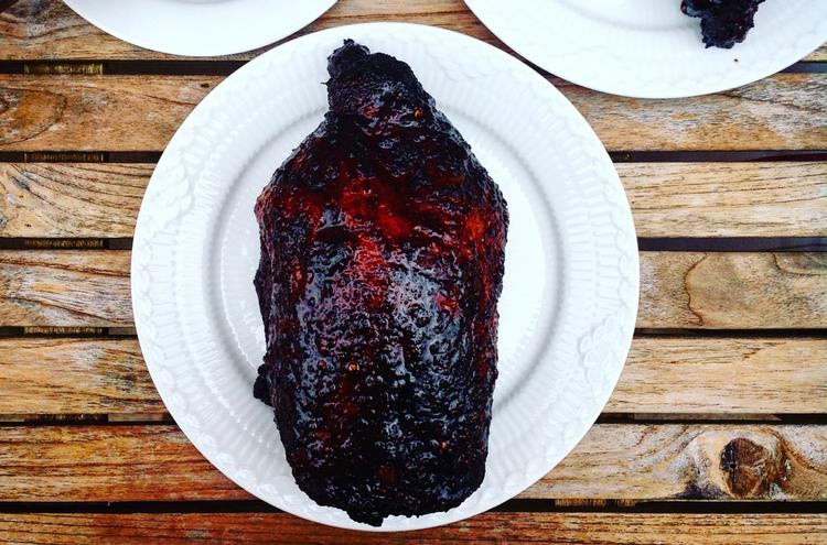 Knaldbrun. Den asiatiske grillkylling får en stærkt tilfredsstillende mørk farve fra den klistrede glace. 