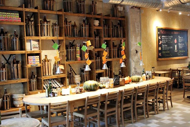 HJEMMEBAGT. På Le Pain Quotidien (Det Daglige Brød) kan du sætte dig til rette ved et af de lange dele-træborde og nyde alverdens friskbagte økologiske brødspecialiteter. 