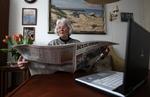 Fællesskab. Holder man avis og følger bestemte kritikere, vil der opstå et fællesskab, og kritikken er dermed en skaber af menneskelig kontakt. Arkivfoto: Morten Langkilde 