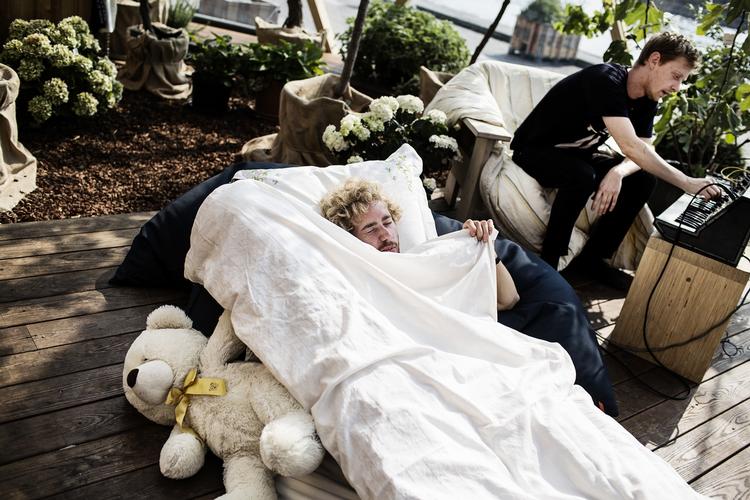 Godnat. Også i år kan du under Strøm Festival komme til sovekoncert med Karsten Pflum. På billedet ses han(bagerst) i Dome of Visions inden koncerten i 2014. 