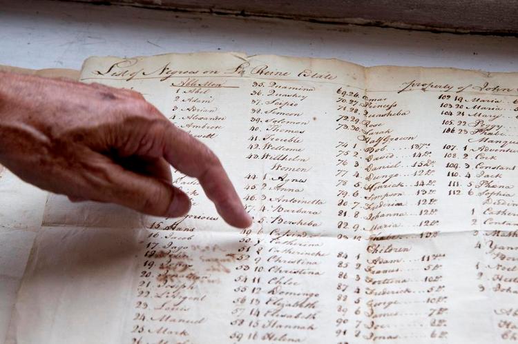 Slaveliste. Plantageejerne skulle udarbejde lister over deres slaver af hensyn til skatten. På plantagen La Reine har man i 1786 inddelt slaverne i ’Able Men’, ’Women’, ’Halfgrown’, ’Children’ – og Manquerons, slaver, som ikke var fuldt arbejdsdygtige. Ejerne navngav selv slaverne. En af mændene her er blevet kaldt Trouble. 