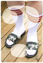 Tilladt? Må man det, spørger bogen 'Socks - The Rule Book' om i et helt kapitel om sokker i sandaler. Og ja, det må man godt. Nogle gange. Illustration fra bogen 