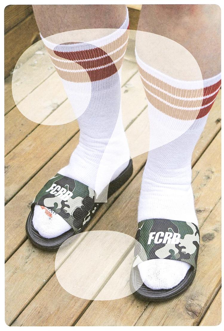 Tilladt? Må man det, spørger bogen 'Socks - The Rule Book' om i et helt kapitel om sokker i sandaler. Og ja, det må man godt. Nogle gange. Illustration fra bogen 